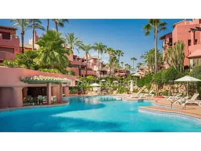 Salon; parquet, lumière naturelle, style moderne, hauteur sous plafond