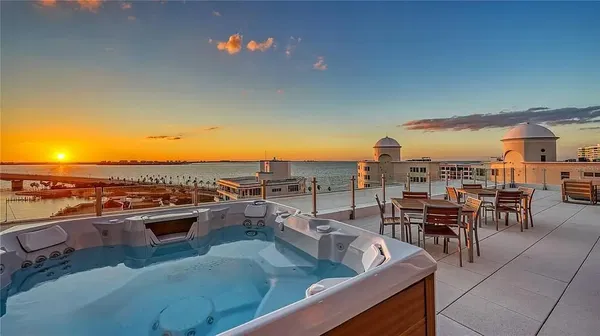 Σαλόνι; ξύλινο πάτωμα, φυσικό φως, μοντέρνο στυλ, ψηλά ταβάνια