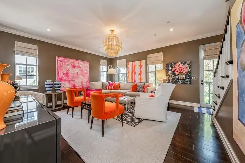 Σαλόνι; ξύλινο πάτωμα, φυσικό φως, μοντέρνο στυλ, ψηλά ταβάνια