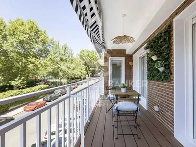 Dnevna soba; drveni pod, prirodno svjetlo, moderni stil, visoki plafoni