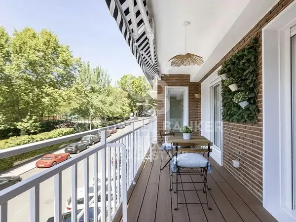 Obývačka; drevená podlaha, prirodzené svetlo, moderný štýl, vysoké stropy