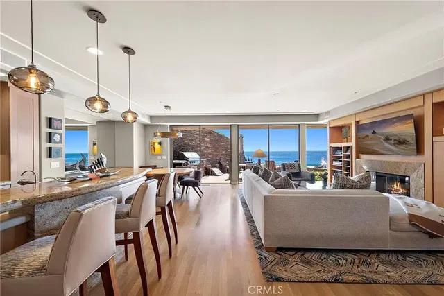 Wohnzimmer; holzboden, tageslicht, moderner stil, hohe decken