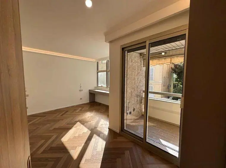 Salón; suelo de madera, luz natural, estilo moderno, techos altos