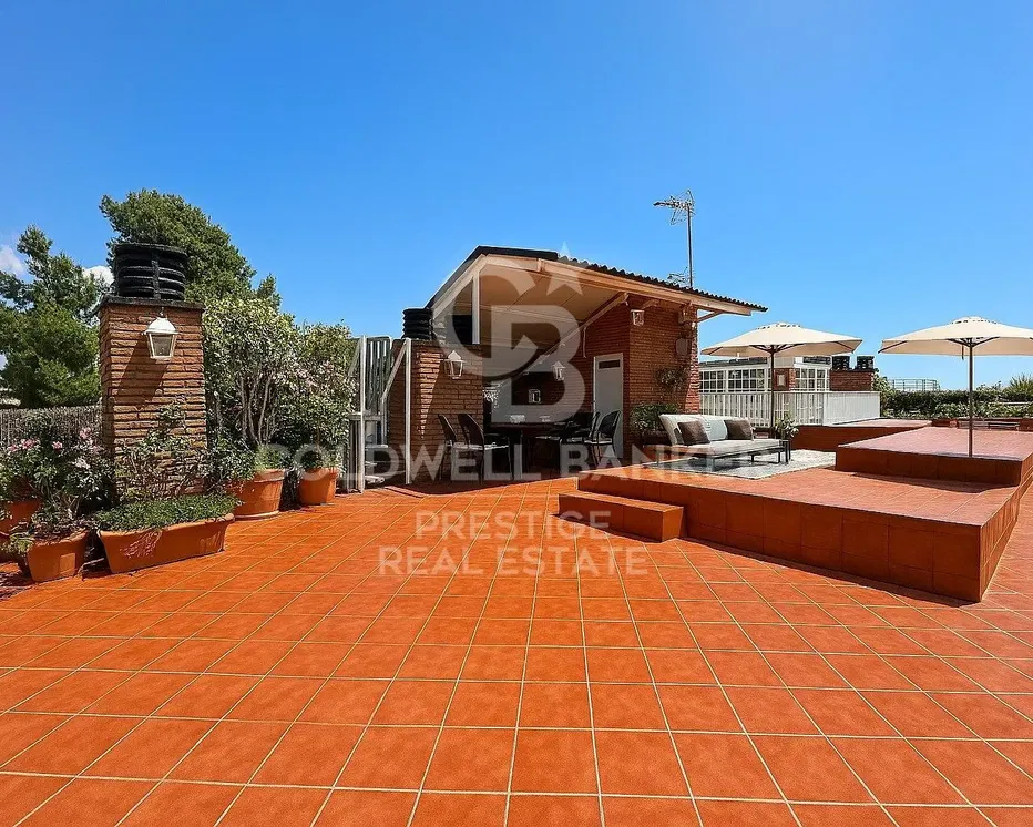 Salón; suelo de madera, luz natural, estilo moderno, techos altos