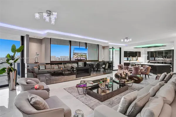 Σαλόνι; ξύλινο πάτωμα, φυσικό φως, μοντέρνο στυλ, ψηλά ταβάνια