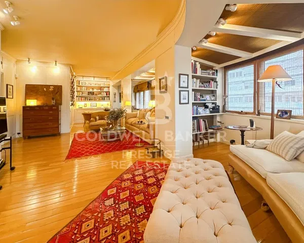 Salón; suelo de madera, luz natural, estilo moderno, techos altos