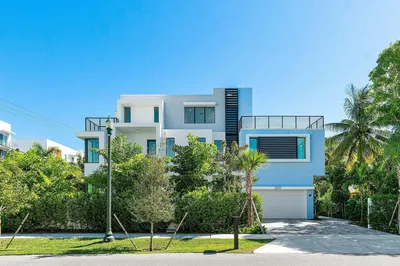 Sala de estar; chão de madeira, luz natural, estilo moderno, teto alto