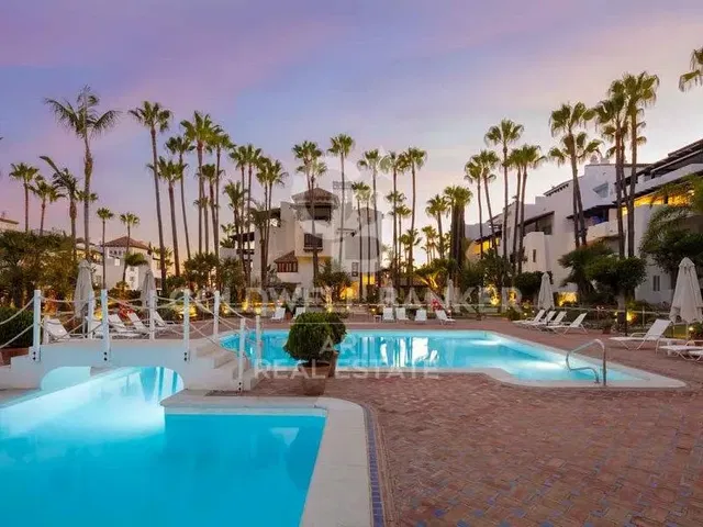 Wohnzimmer; holzboden, tageslicht, moderner stil, hohe decken