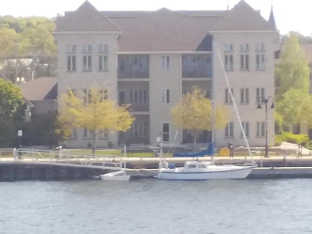Woonkamer; houten vloer, natuurlijk licht, moderne stijl, hoge plafonds