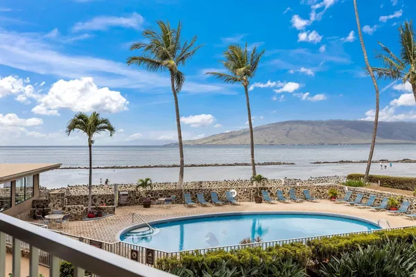 Σαλόνι; ξύλινο πάτωμα, φυσικό φως, μοντέρνο στυλ, ψηλά ταβάνια