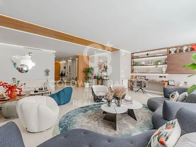 Kuhinja; kuhinjski aparati, drveni pod, prirodno svjetlo, moderni stil, renoviran