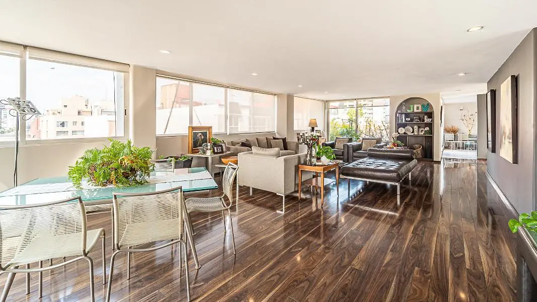 Salon; parquet, lumière naturelle, style moderne, hauteur sous plafond