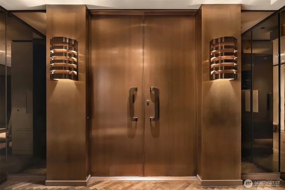 Dnevna soba; drveni pod, prirodno svjetlo, moderni stil, visoki plafoni