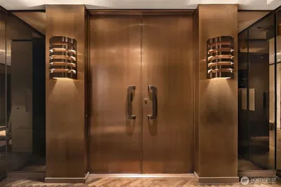 Dnevna soba; drveni pod, prirodno svjetlo, moderni stil, visoki plafoni