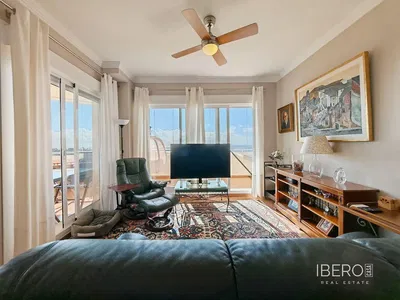 Σαλόνι; ξύλινο πάτωμα, φυσικό φως, μοντέρνο στυλ, ψηλά ταβάνια