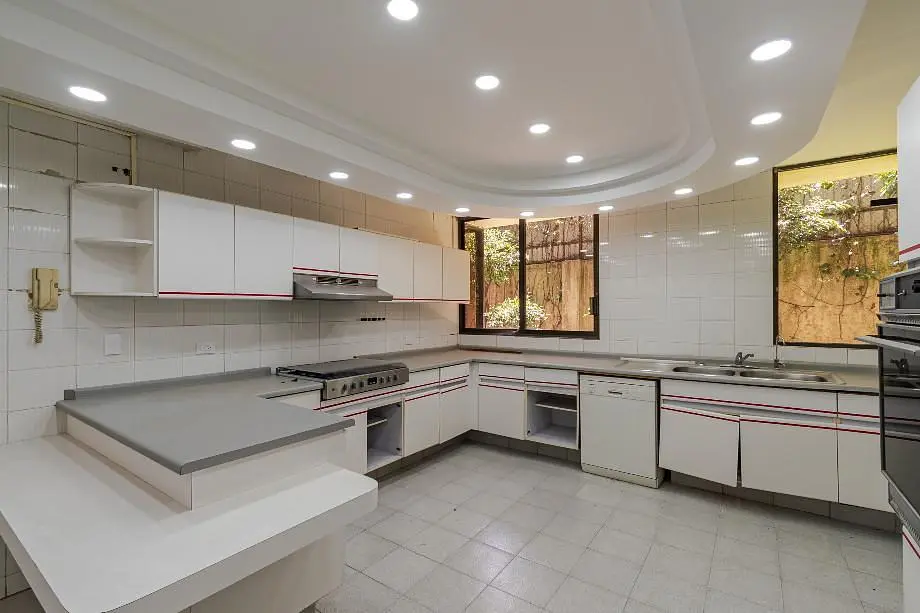 Woonkamer; houten vloer, natuurlijk licht, moderne stijl, hoge plafonds