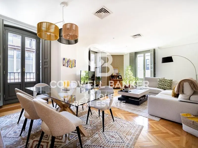 Kuhinja; kuhinjski aparati, drveni pod, prirodno svjetlo, moderni stil, renoviran