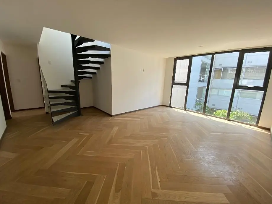 Salon; parquet, lumière naturelle, style moderne, hauteur sous plafond