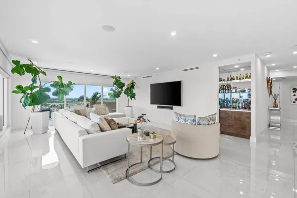 Κουζίνα; συσκευές κουζίνας, ξύλινο πάτωμα, φυσικό φως, μοντέρνο στυλ, ανακαινισμένο