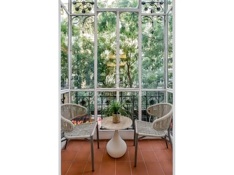 Kuchyňa; kuchynské spotrebiče, drevená podlaha, prirodzené svetlo, moderný štýl