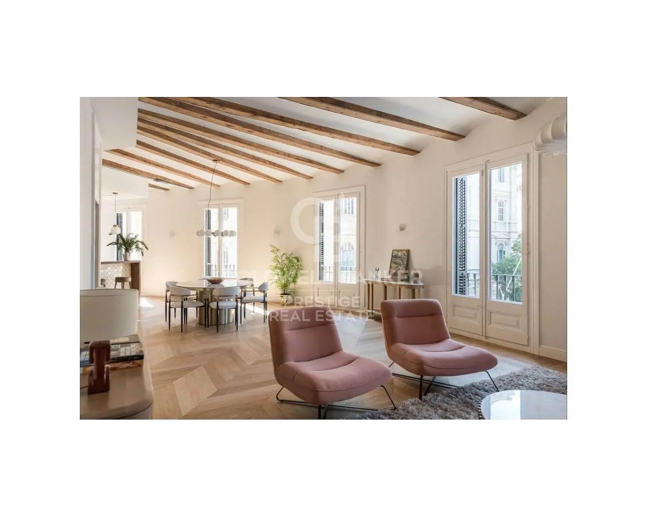 Дневна соба; дрвени под, природно светло, модерни стил, високи плафони