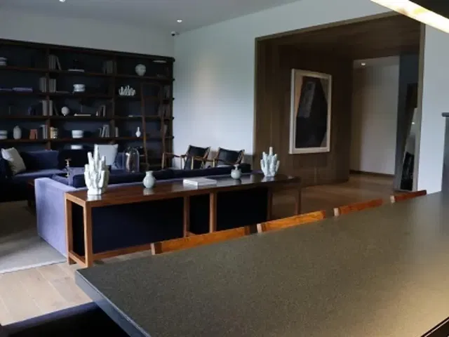 Soggiorno; pavimento in legno, luce naturale, stile moderno, soffitti alti