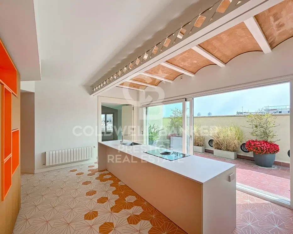 Living room; wood floor, natural light, modern style, high ceiling