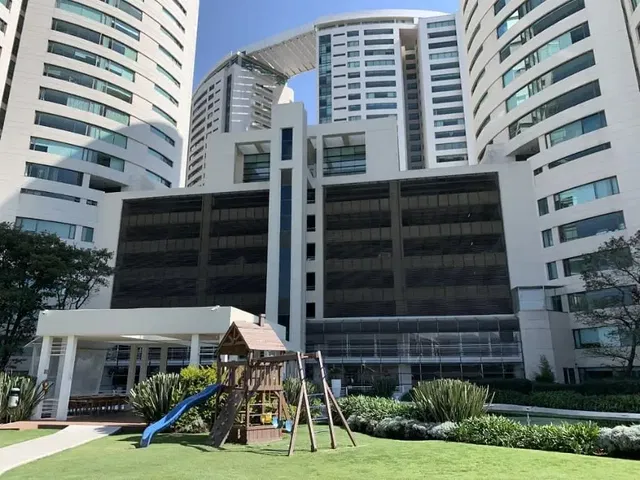 Soggiorno; pavimento in legno, luce naturale, stile moderno, soffitti alti