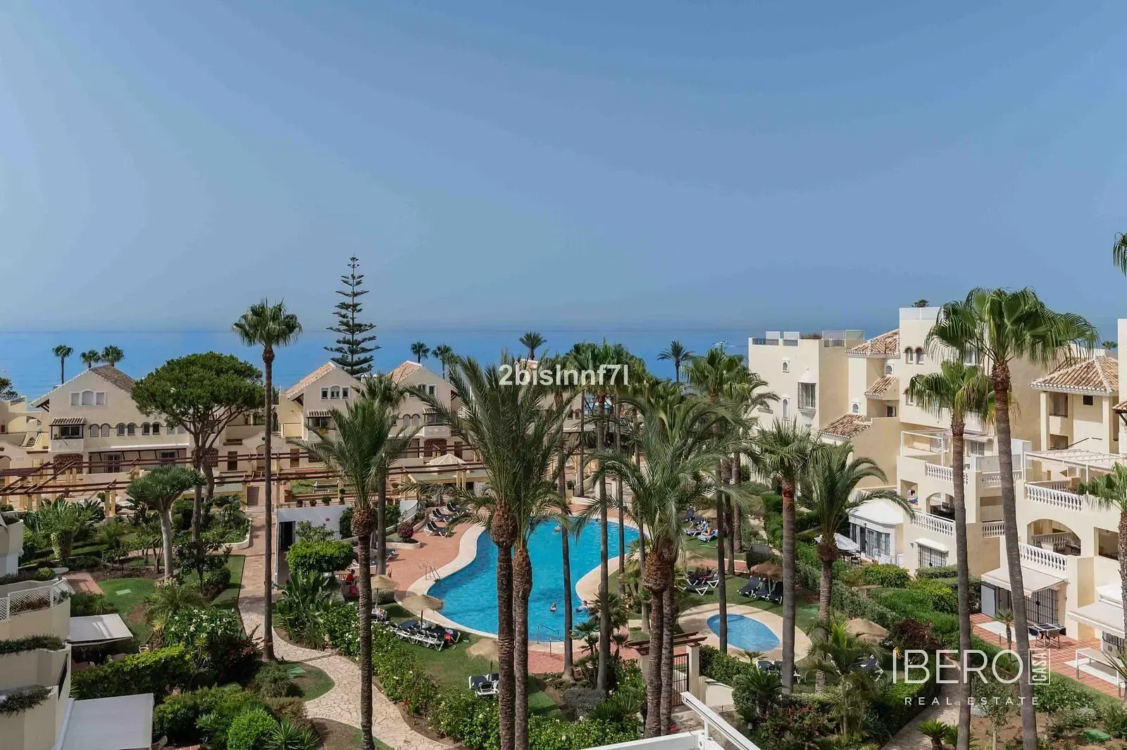 Σαλόνι; ξύλινο πάτωμα, φυσικό φως, μοντέρνο στυλ, ψηλά ταβάνια