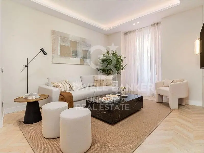 Living room; wood floor, natural light, modern style, high ceiling