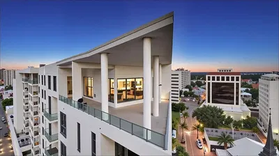 Σαλόνι; ξύλινο πάτωμα, φυσικό φως, μοντέρνο στυλ, ψηλά ταβάνια