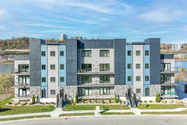 Σαλόνι; ξύλινο πάτωμα, φυσικό φως, μοντέρνο στυλ, ψηλά ταβάνια