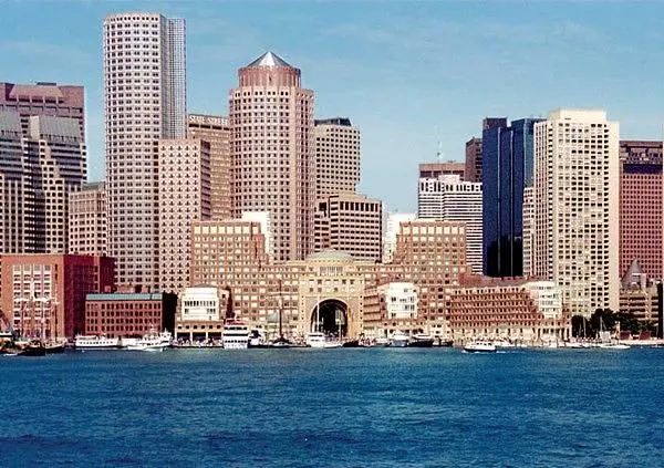 Soggiorno; pavimento in legno, luce naturale, stile moderno, soffitti alti