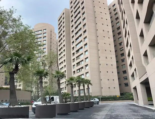 Soggiorno; luce naturale, pavimento in legno, stile moderno, soffitti alti