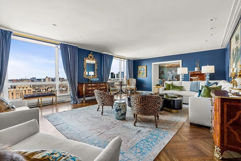 Σαλόνι; ξύλινο πάτωμα, φυσικό φως, μοντέρνο στυλ, ψηλά ταβάνια