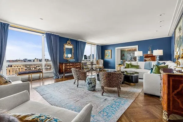 Σαλόνι; ξύλινο πάτωμα, φυσικό φως, μοντέρνο στυλ, ψηλά ταβάνια