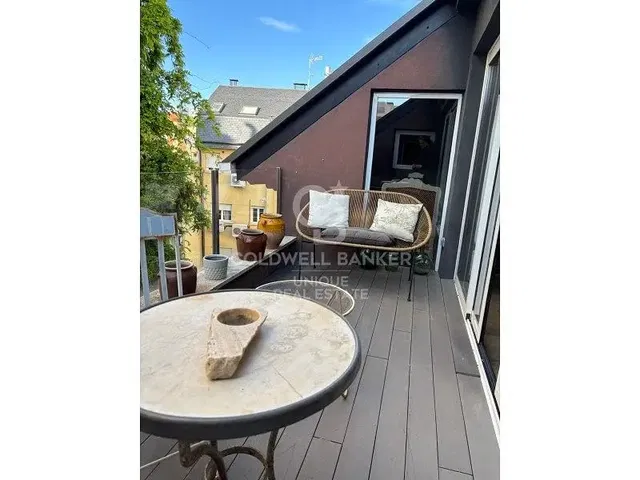 Cuisine; électroménager, parquet, lumière naturelle, style moderne, rénové