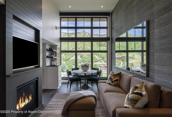 Σαλόνι; ξύλινο πάτωμα, φυσικό φως, μοντέρνο στυλ, ψηλά ταβάνια