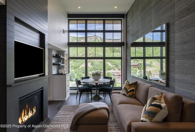 Salón; suelo de madera, luz natural, estilo moderno, techos altos