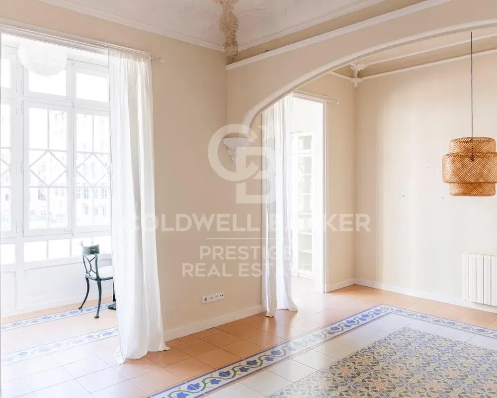 Kuchyňa; kuchynské spotrebiče, drevená podlaha, prirodzené svetlo, moderný štýl