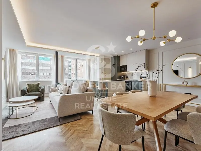 Κουζίνα; συσκευές κουζίνας, ξύλινο πάτωμα, φυσικό φως, μοντέρνο στυλ, ανακαινισμένο