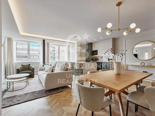 Κουζίνα; συσκευές κουζίνας, ξύλινο πάτωμα, φυσικό φως, μοντέρνο στυλ, ανακαινισμένο