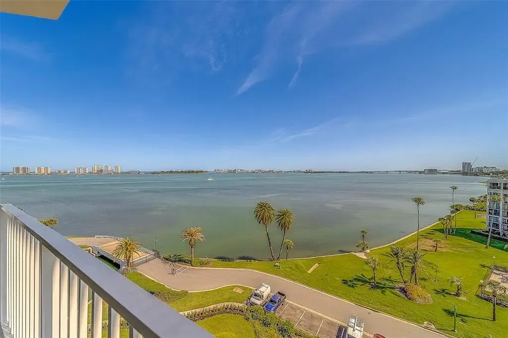 Σαλόνι; ξύλινο πάτωμα, φυσικό φως, μοντέρνο στυλ, ψηλά ταβάνια