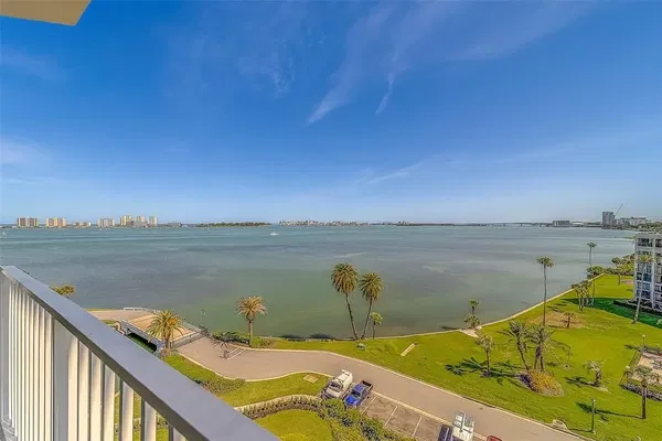 Σαλόνι; ξύλινο πάτωμα, φυσικό φως, μοντέρνο στυλ, ψηλά ταβάνια