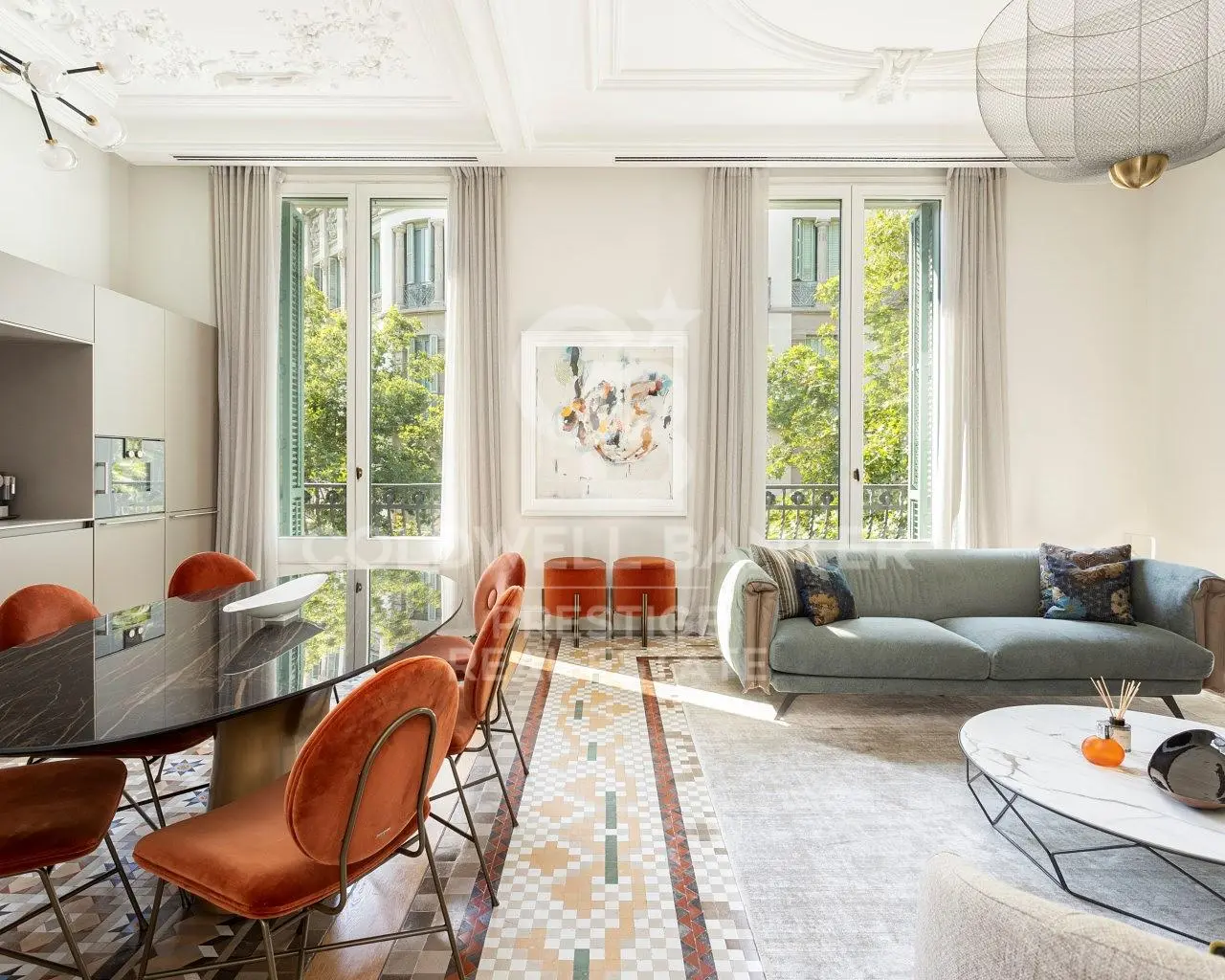 Obývačka; drevená podlaha, prirodzené svetlo, moderný štýl, vysoké stropy