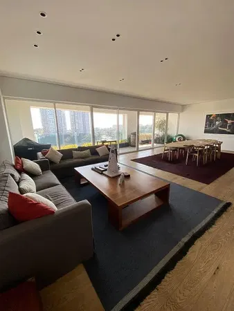 Salon; parquet, lumière naturelle, style moderne, hauteur sous plafond