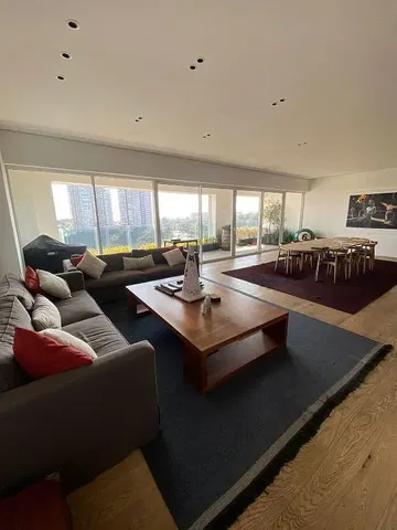 Soggiorno; pavimento in legno, luce naturale, stile moderno, soffitti alti