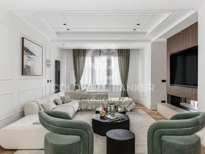 Σαλόνι; ξύλινο πάτωμα, φυσικό φως, μοντέρνο στυλ, ψηλά ταβάνια