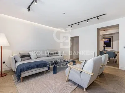 Σαλόνι; ξύλινο πάτωμα, φυσικό φως, μοντέρνο στυλ, ψηλά ταβάνια