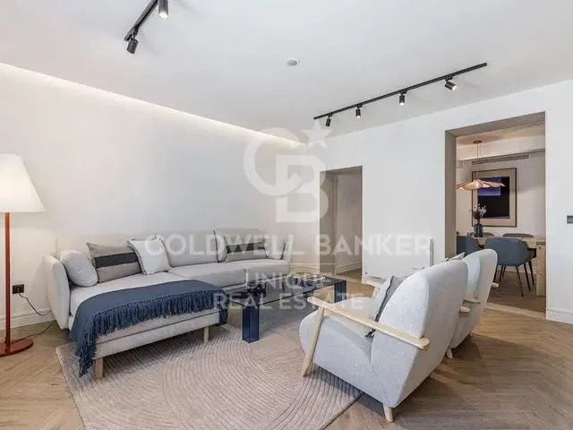 Wohnzimmer; holzboden, tageslicht, moderner stil, hohe decken